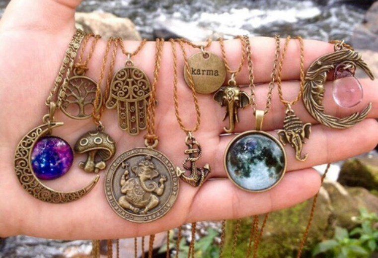 Photo of Los 10 amuletos y talismanes de protección más poderosos para cuidarte del malSEO